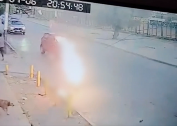 ¡Una barbaridad! En San Bernardo, delincuentes prenden fuego a un hombre en plena calle tras mojarlo con bencina.