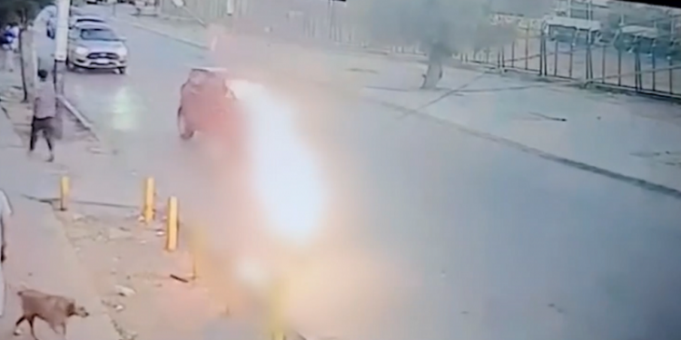 ¡Una barbaridad! En San Bernardo, delincuentes prenden fuego a un hombre en plena calle tras mojarlo con bencina.