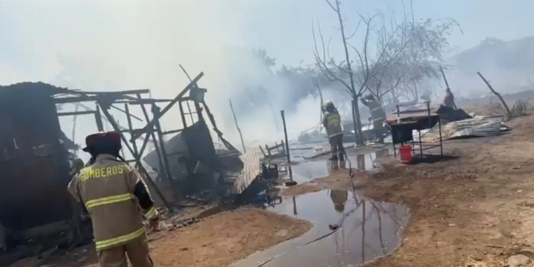 Se declara Alerta Roja en Talca debido al avance de incendios forestales cerca de áreas urbanas.