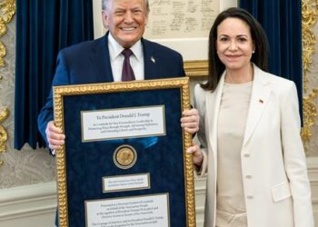 María Corina Machado se juntó con Donald Trump y le regaló su Premio Nobel de la Paz.