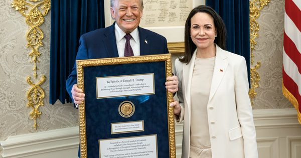 María Corina Machado se juntó con Donald Trump y le regaló su Premio Nobel de la Paz.