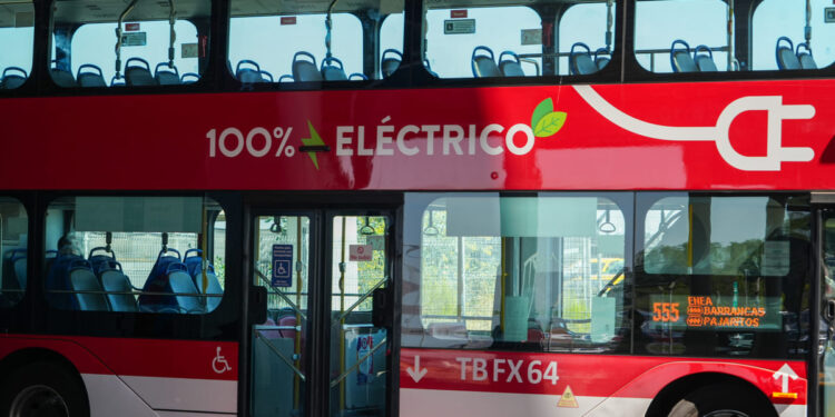 Red Movilidad ya ha hecho más de 6 millones de viajes al Aeropuerto de Santiago tras tres años desde su inicio.