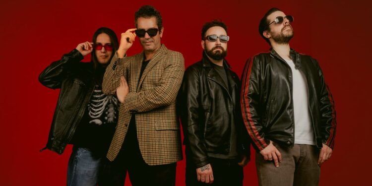 Felipe Yaluff regresa a la movida chilena con “Kundalini”, su nuevo disco como cantante y guitarrista.