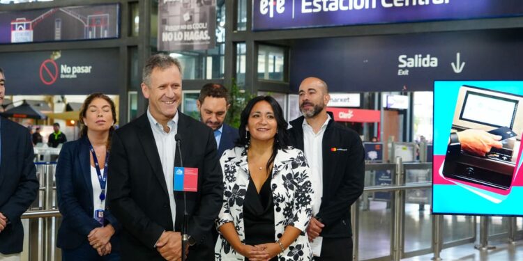 MTT informa que se podrá pagar con tarjetas bancarias en el transporte público de Santiago.