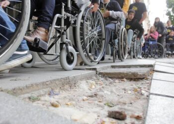 FCHD alerta sobre serios impedimentos a la accesibilidad universal en Gran Avenida por culpa del comercio ambulante.