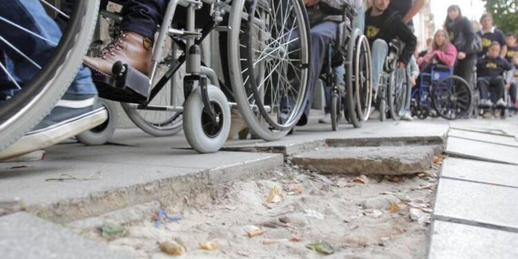 FCHD alerta sobre serios impedimentos a la accesibilidad universal en Gran Avenida por culpa del comercio ambulante.