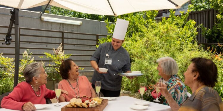 Residencias para adultos mayores amplían la oferta de servicios de estadías breves en Chile.
