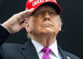 Trump declara que atacará por tierra a los cárteles que “mandan” en México.