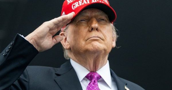 Trump declara que atacará por tierra a los cárteles que “mandan” en México.