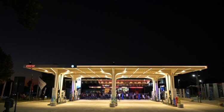 Copec abre la primera bomba de bencina en Chile hecha 100% de madera.