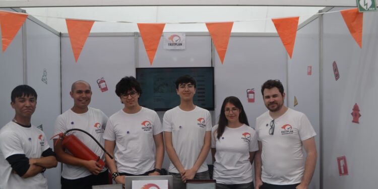 Estudiantes de la USM desarrollan un sistema inteligente que mejora la respuesta de Bomberos en emergencias.