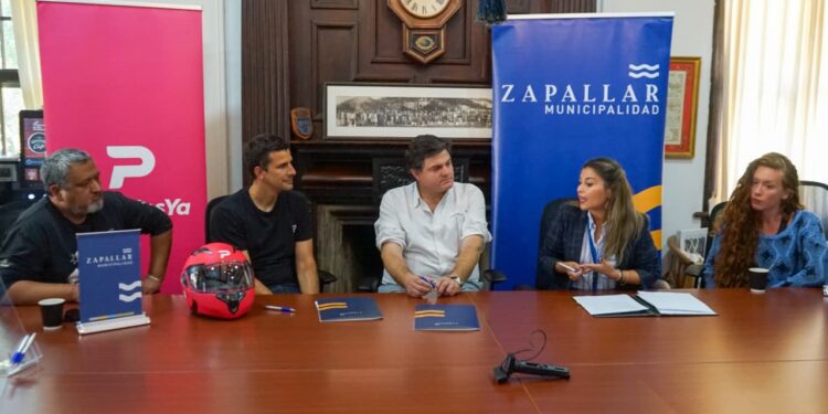 PedidosYa y la Municipalidad de Zapallar firman acuerdo para potenciar el comercio local y la seguridad en las entregas.