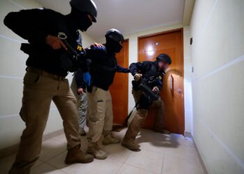 Desarticulan red china de estafas en un megaoperativo en cinco regiones: un sospechoso se lanzó desde un tercer piso para evitar ser detenido.