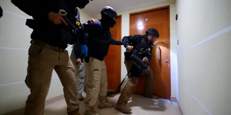 Desarticulan red china de estafas en un megaoperativo en cinco regiones: un sospechoso se lanzó desde un tercer piso para evitar ser detenido.