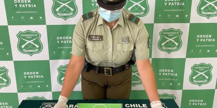 Operativos policiales en Parral y Retiro resultan en cuatro arrestos y la incautación de armas artesanales.