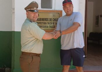 Carabinero de Talca resalta por fomentar la atención inclusiva a través de la lengua de señas.