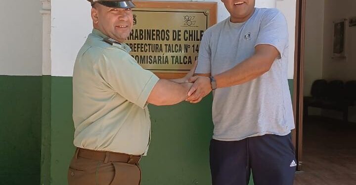 Carabinero de Talca resalta por fomentar la atención inclusiva a través de la lengua de señas.