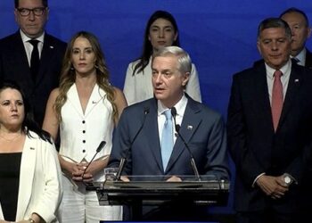 Black & White: 46% tiene una buena opinión sobre el futuro gabinete de José Antonio Kast.