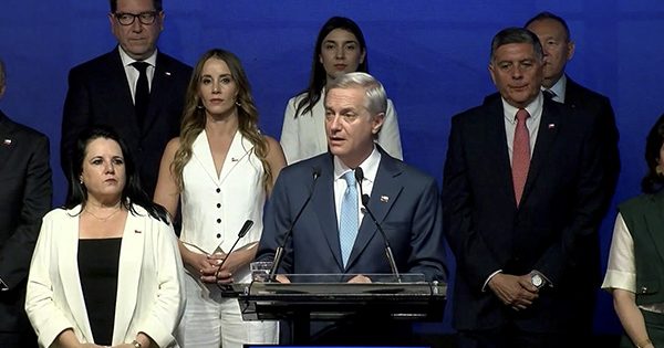 Black & White: 46% tiene una buena opinión sobre el futuro gabinete de José Antonio Kast.