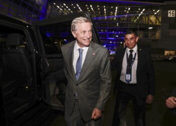 Presidente electo arribó a El Salvador: realizará un recorrido por la megacárcel y se encontrará con Nayib Bukele.