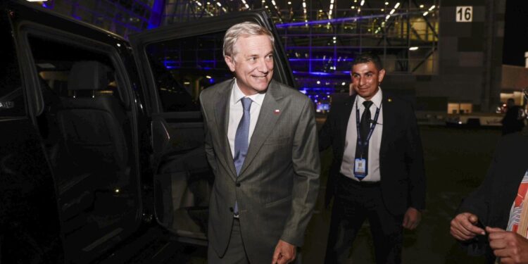 Presidente electo arribó a El Salvador: realizará un recorrido por la megacárcel y se encontrará con Nayib Bukele.