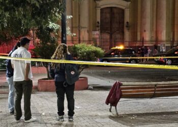 Tiroteo entre extranjeros en la plaza Santa Ana de Santiago deja un muerto y tres heridos.