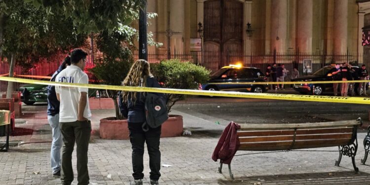 Tiroteo entre extranjeros en la plaza Santa Ana de Santiago deja un muerto y tres heridos.