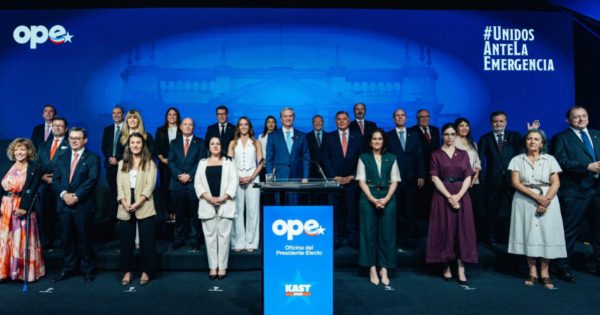 Encuesta Descifra revela opiniones encontradas sobre el gabinete de Kast.