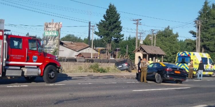 Colisión en la avenida Las Industrias de Los Ángeles deja dos heridos: un vehículo impactó un paradero.