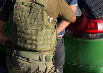 Detuvieron a un sujeto por causar un accidente en Los Ángeles que dejó a una persona grave: conducía bajo los efectos de las drogas.