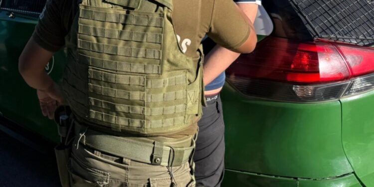 Detuvieron a un sujeto por causar un accidente en Los Ángeles que dejó a una persona grave: conducía bajo los efectos de las drogas.