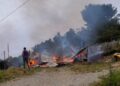 Dos hermanos de 7 y 9 años fallecen en un devastador incendio que arrasó su casa en Calbuco.