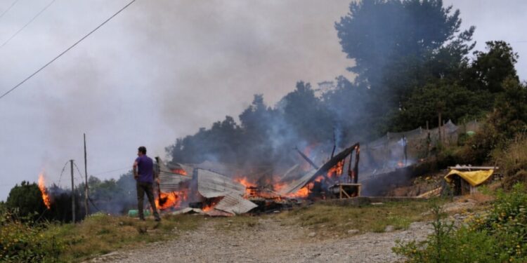Dos hermanos de 7 y 9 años fallecen en un devastador incendio que arrasó su casa en Calbuco.