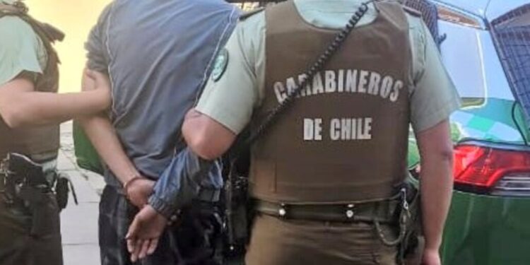 Detenidos delincuentes tras intentar robar una camioneta en Laja: uno de ellos de 16 años amenazó con un arma.