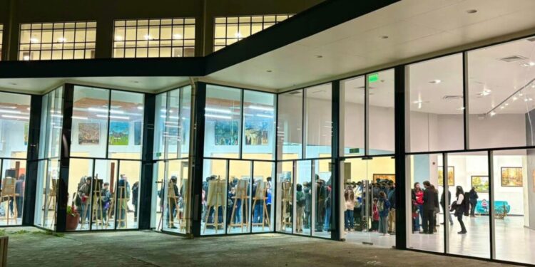 Más de 60 expositores participan en la «Muestra Final 2025» de la Escuela de Artes Visuales en Los Ángeles.