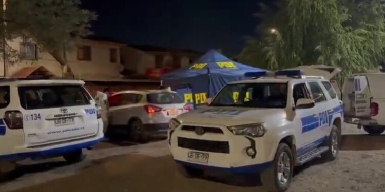 Asesinan a balazos a dos jóvenes dentro de un vehículo en Talca.