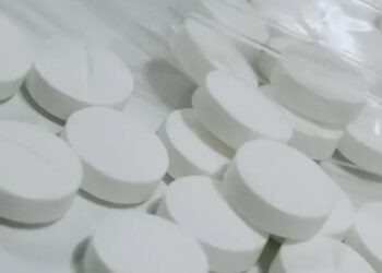 El Instituto de Salud Pública solicita la retirada de un lote de metformina al encontrar un objeto no permitido en su envase.