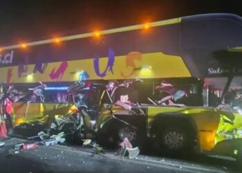 Accidente entre un camión y un autobús causa la muerte de dos personas y deja varios heridos en una concurrida carretera de Arica.