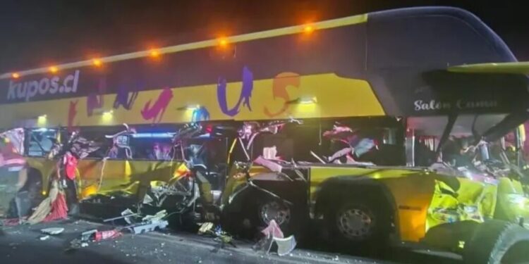 Accidente entre un camión y un autobús causa la muerte de dos personas y deja varios heridos en una concurrida carretera de Arica.
