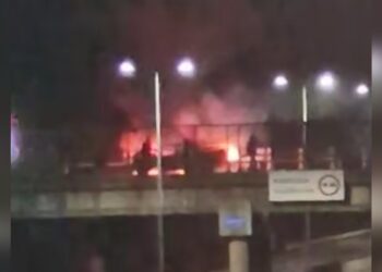 Camioneta colisiona con un vehículo blindado de Carabineros en Malleco y posteriormente se incendia: el conductor estaba ebrio.