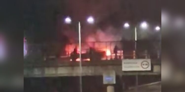 Camioneta colisiona con un vehículo blindado de Carabineros en Malleco y posteriormente se incendia: el conductor estaba ebrio.