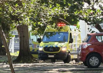 Mujer fallece por ahogamiento en la piscina municipal de Los Ángeles.