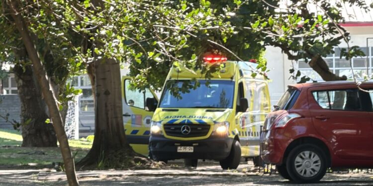 Mujer fallece por ahogamiento en la piscina municipal de Los Ángeles.