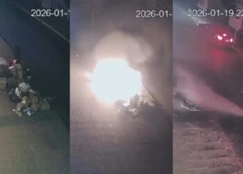 Un individuo antisocial es grabado incendiando basura en el corazón de Los Ángeles.