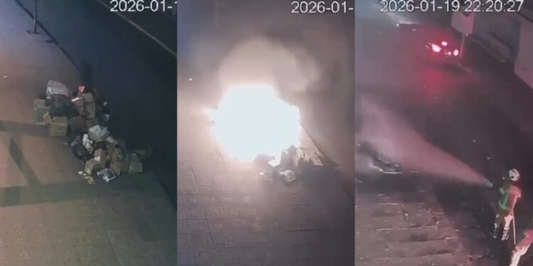 Un individuo antisocial es grabado incendiando basura en el corazón de Los Ángeles.