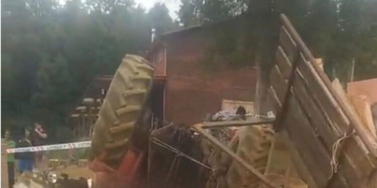 Hombre fallece aplastado por un tractor que volcó durante labores agrícolas en Máfil.