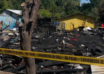 Tras el incendio que arrasó una vivienda en Los Ángeles, las familias de El Peral piden ayuda para rehacer sus vidas.