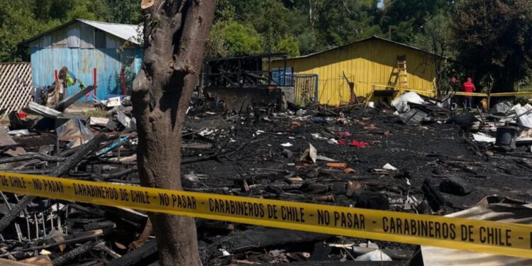 Tras el incendio que arrasó una vivienda en Los Ángeles, las familias de El Peral piden ayuda para rehacer sus vidas.