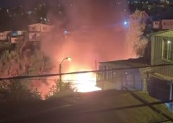 Familia entera pierde la vida en un devastador incendio que arrasó con dos viviendas en Valparaíso.