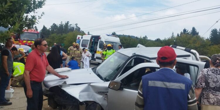 Lactante fallece y seis personas más resultan heridas en accidente de vehículos en Curepto.